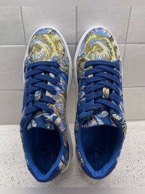 Isaac Mizrahi Beckie Blue & Gold Floral Pattern Low-Top Sneakers